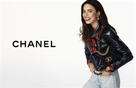 THE CHANEL 19 BAG CAMPAIGN 